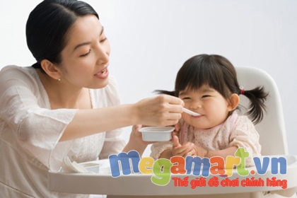 Mớm thức ăn cho con có thể làm bé bị nhiễm khuẩn và dễ mắc nhiều bệnh nguy hiểm