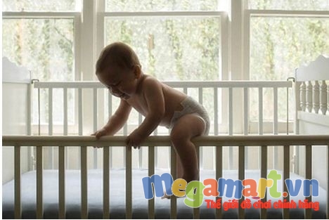 Trẻ nằm cũi có nguy cơ bị đột tử hoặc trẻ hiếu động dễ leo trèo khỏi cũi