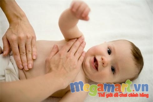Bố mẹ cần rửa tay kĩ trước khi tiếp xúc với trẻ nhỏ, đặc biệt là trẻ sơ sinh