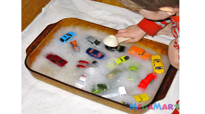 Xếp xe ô tô vào trong bồn tắm đầy xà phóng là trò chơi được rất nhiều bé yêu thích