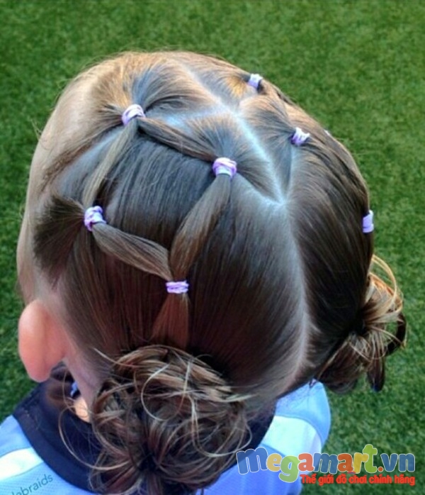 25 kiểu tết tóc siêu xinh đẹp cho con gái - Vào ngày thứ 5 bé lại được mẹ tết tóc cho kiểu tóc có phần tinh nghịch này