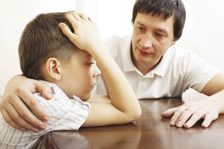Việc bố mẹ nói dối trẻ sẽ gây ra nhiều tác hại ảnh hưởng đến tâm lý của trẻ
