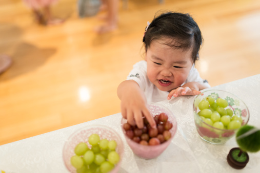 Trái cây luôn được cung cấp hàng ngày cho trẻ con Nhật
