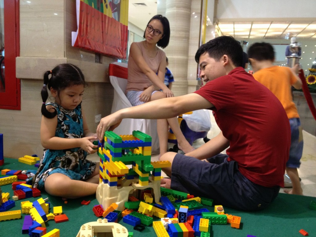 Chơi lắp ráp Lego rèn luyện tính kiên nhẫn rất tốt cho trẻ 
