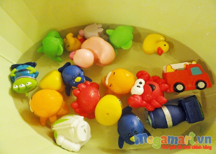 Ngâm đồ chơi trong nước cốt chanh cũng làm sạch đồ chơi hiệu quả