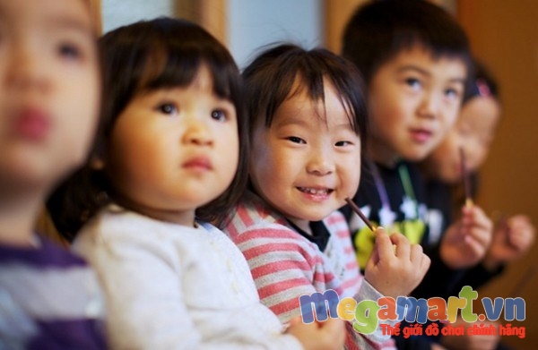 Dạy trẻ không thể hiện tính xấu khi chơi chung với bạn bè, anh chị em