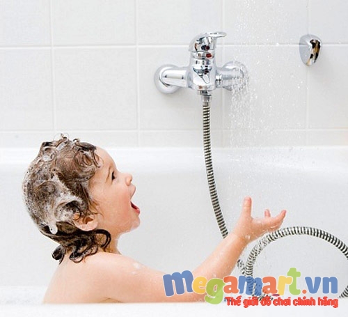 Các bé thường rất hào hứng khi được chơi với vòi hoa sen