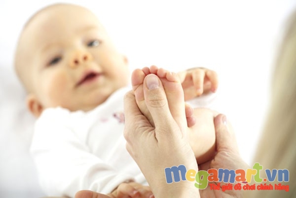 Chữa ho bằng cách thoa dầu hoặc cao vào lòng bàn chân này cực kì hiệu quả với trẻ nhỏ