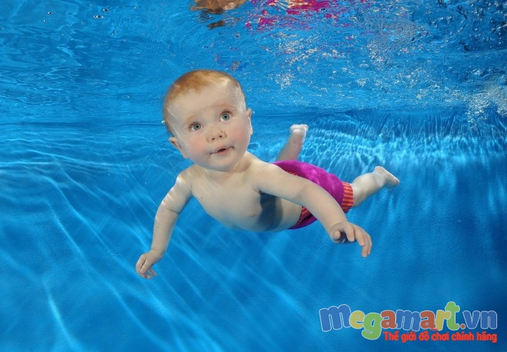 Ở nước ngoài trẻ được học bơi từ khi còn rất nhỏ, thậm chí là sơ sinh