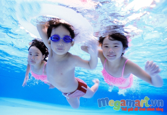 Bơi lội giúp cho trẻ phát triển chiều cao và thể chất rất tốt