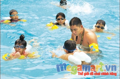 Học bơi từ nhỏ còn giúp phát triển kĩ năng vận động của trẻ một cách toàn diện