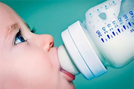 Các mẹ chỉ nên dùng nước đun sôi tự nhiên pha sữa cho con