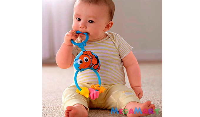 Bé 4-6 tháng tuổi thích chơi những món đồ chơi gặm nước, đồ chơi thả khối hoặc xếp hình