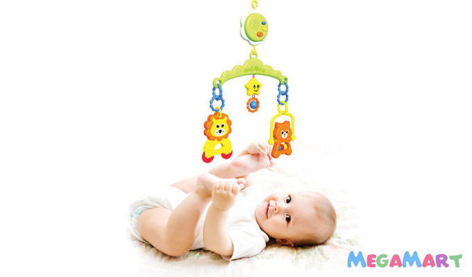 Đồ chơi phổ biến dành cho các bé sơ sinh là những món đồ treo nôi có hình thù hấp dẫn, sặc sỡ