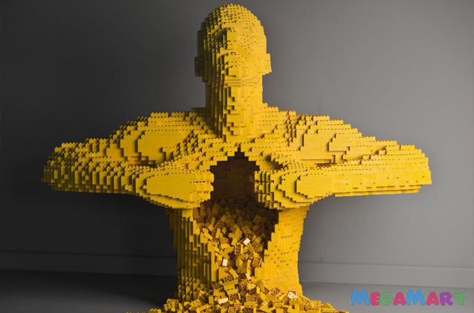 Ban đầu các tác phẩm của Sawaya không được trưng bày trong các bảo tàng