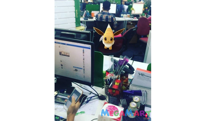 Ảnh chế Pokemon Go hài khó đỡ - Bạn có thể bắt được Pokemon ngay tại nơi làm việc