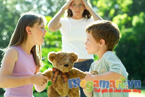Trẻ con trong nhà tranh giành nhau là chuyện thường thấy nhưng bố mẹ phải biết cách xử lý