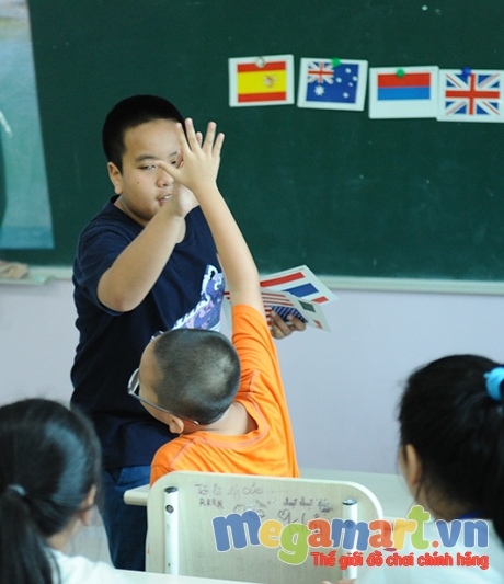 Nhật Nam thường xuyên đập tay với các học trò khi các em trả lời đúng