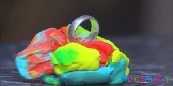 Bé gái 6 tuổi tìm thấy 1 chiếc nhẫn cưới trong 1hộp Play doh 2