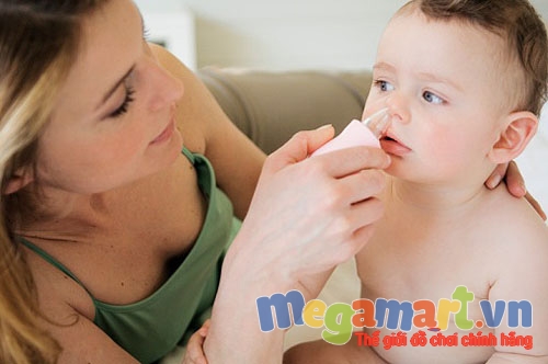 Nhỏ nước muối sinh lý an toàn để vệ sinh mũi cho trẻ