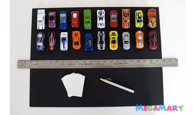 Chuẩn bị 20 chiếc xe cho bé cùng 1 tấm bảng chia làm 20 ô nhỏ