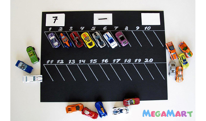 Chuẩn bị những tấm card kết hợp với trò chơi đỗ xe để dạy bé học toán