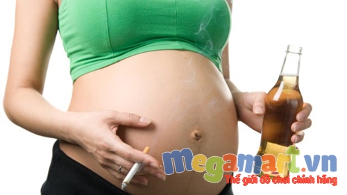 Cả bố lẫn mẹ đều cần tránh rượu bia, thuốc lá, chất kích thích khi định sinh con