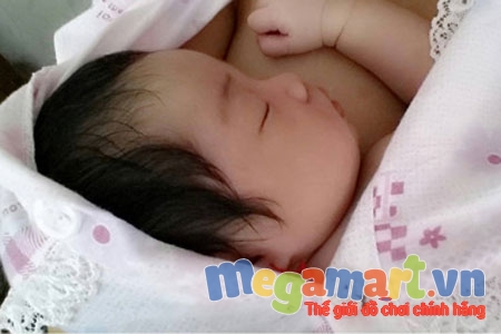 Cần thực hiện các bước chăm sóc trẻ sơ sinh đúng theo thứ tự chuẩn