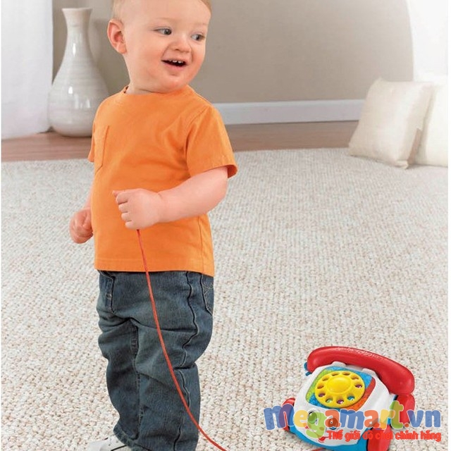 Bé 1 tuổi thích chơi những món đồ chơi có thể kéo theo hoặc có nhiều chi tiết bắt mắt
