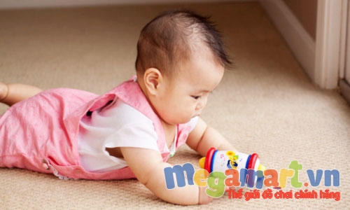 Trẻ 9 tháng tuổi rất tò mà và thích khám phá mọi thứ xung quanh