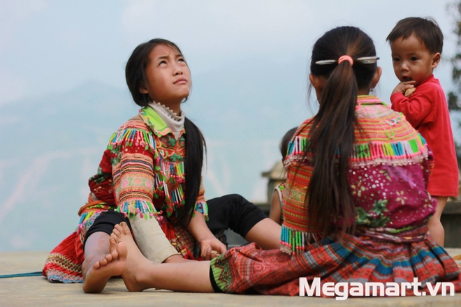 Chơi truyền – trò chơi quen thuộc của các bé gái người Mông