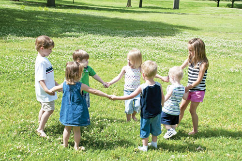 Chơi ngoài trời giúp trẻ hiếu động hơn