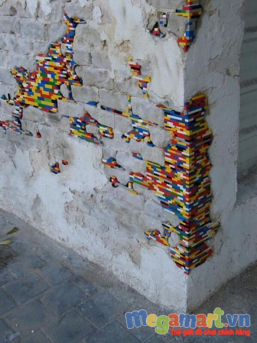 Bức tường bị hư này cũng trở nên nghệ thuật hơn nhiều nhờ Lego