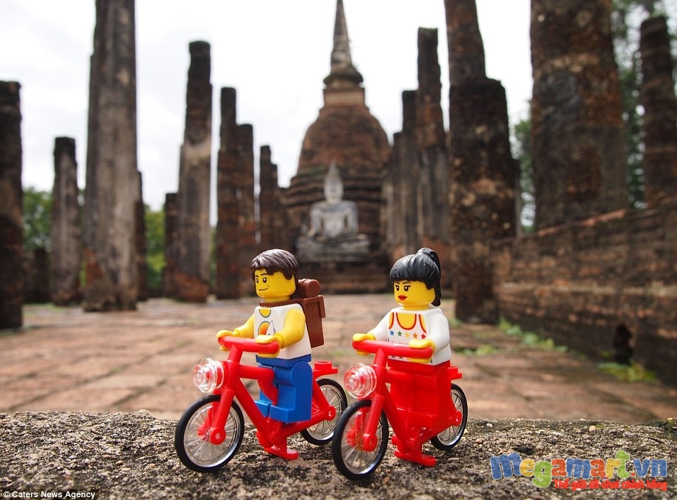 Hai nhân vật Lego tại đất nước Thái Lan