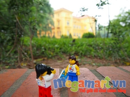 Từ Lăng Bác tại Hà Nội, hai nhân vật Lego luôn đi cùng chiếc máy ảnh và tấm bản đồ trên tay