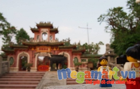 Kiến trúc cổ kính tại Việt Nam bên nhân vật Lego hiện đại