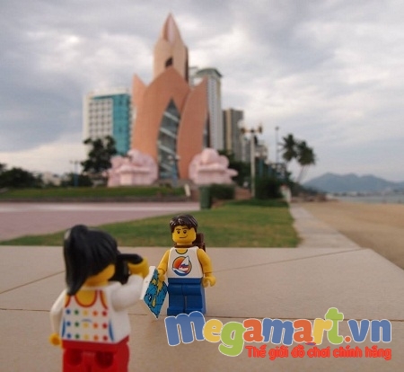 Luôn là nhân vật Lego nữ chụp ảnh cho nhân vật nam