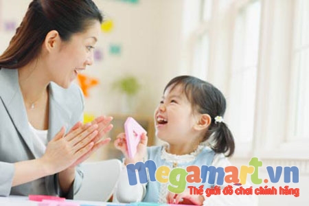 Khen con vừa đủ và đúng lúc, đừng làm trẻ nhìn sai năng lực bản thân mà không phấn đấu