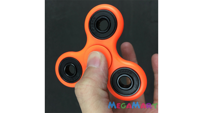 Đồ chơi mới Hand Spinner hay con quay Fidget Spinner là gì? - Hand Spinner có nhiều loại với nhiều thiết kế, chất liệu khác nhau