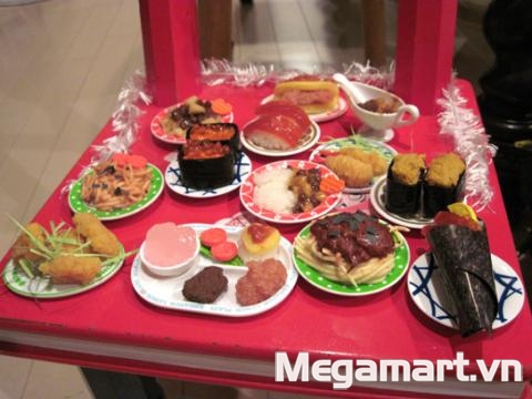 Bàn ăn đầy những món ăn như thật của đồ chơi Konapun