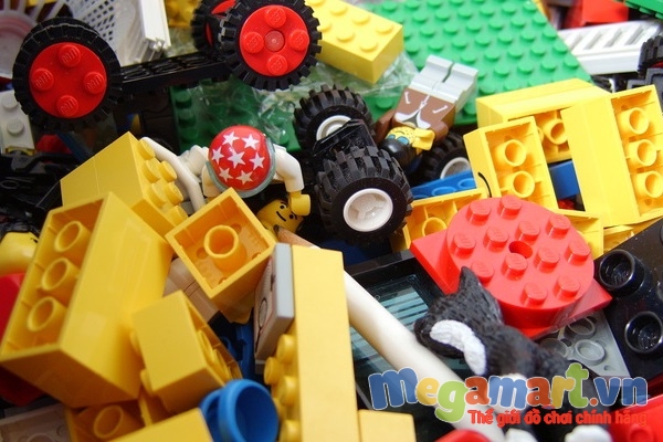 Nên lựa chọn đồ chơi nhựa an toàn cho trẻ chẳng hạn như nhựa ABS của Lego là một loại nhựa an toàn