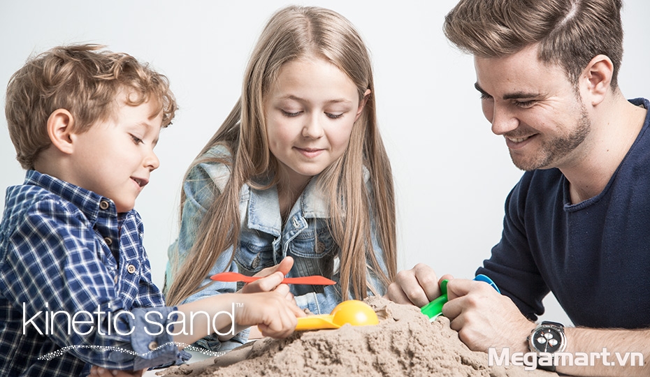 Bé sẽ rất thích chơi với cát động Kinetic Sand cùng bố mẹ và bạn bè