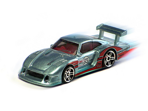 Mô hình xe Hot Wheels Porsche 935-78 giúp phát triển kỹ năng cho bé