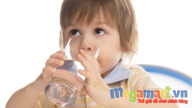 Khi mắc lỗi bé thường sẽ không dám nhìn thẳng vào mắt bạn