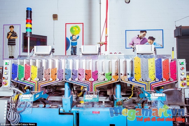 Khám phá nhà máy sản xuất bút màu Crayola đầy màu sắc - Bên trong nhà máy sản xuất của Crayola ngập tràn màu sắc