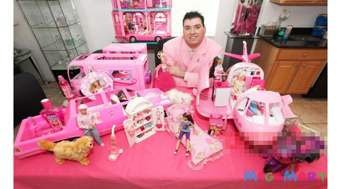 Người đàn ông 41 tuổi đến từ Mỹ, chủ nhân bộ sưu tập búp bê Barbie khổng lồ