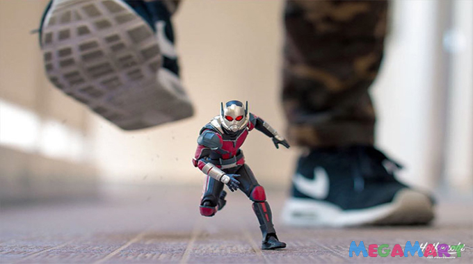 Người kiến Ant Man đang chạy trốn khỏi bàn chân khổng lồ