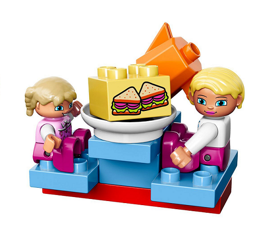 Hai bạn nhỏ trong tiệm cà phê