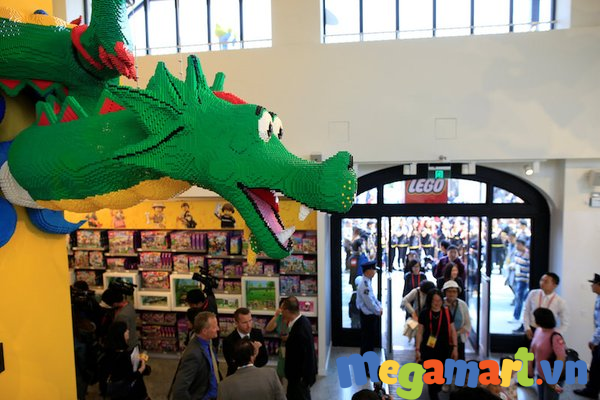 Hàng nghìn người đã ghé thăm cửa hàng Lego trong buổi lễ để thăm quan và chụp ảnh