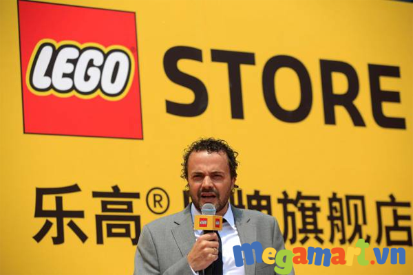 Jacob Kragh, tổng giám đốc của Lego Trung Quốc phát biểu trong buổi lễ khai trương cửa hàng lớn nhất thế giới